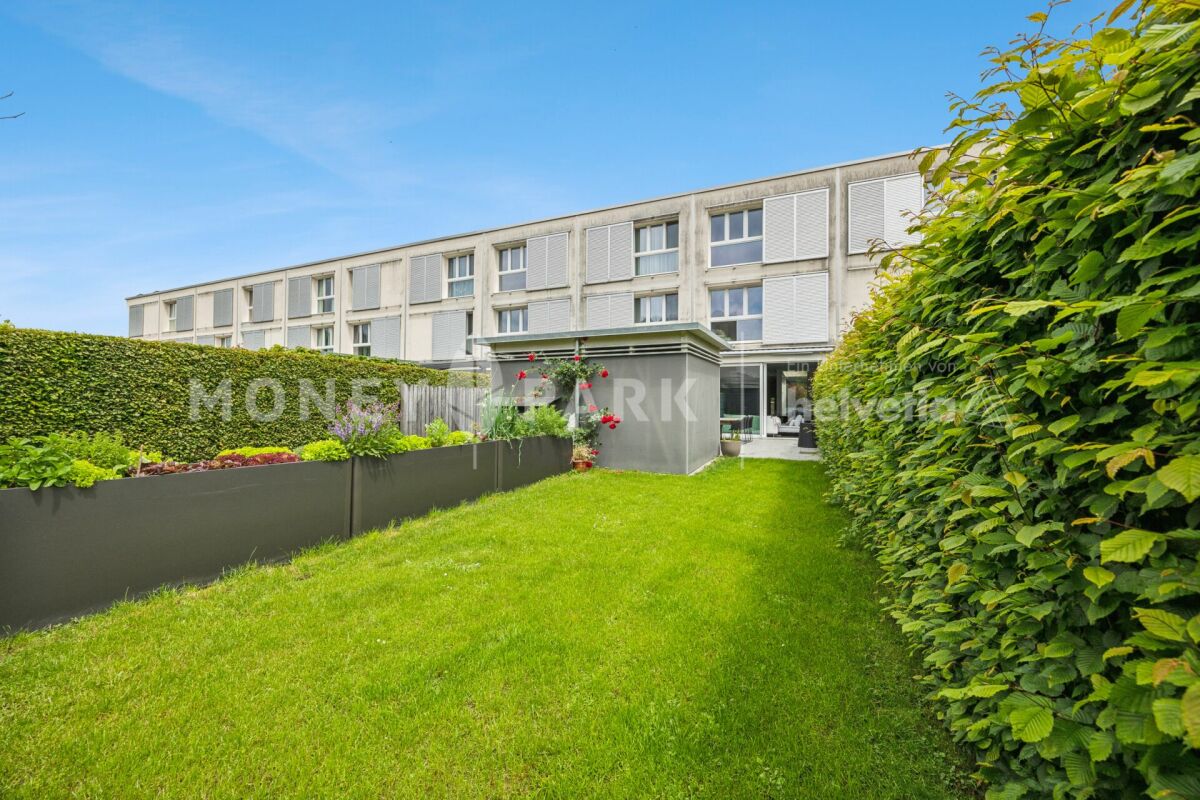 Maison mitoyenne moderne avec atrium, terrasse et jardin