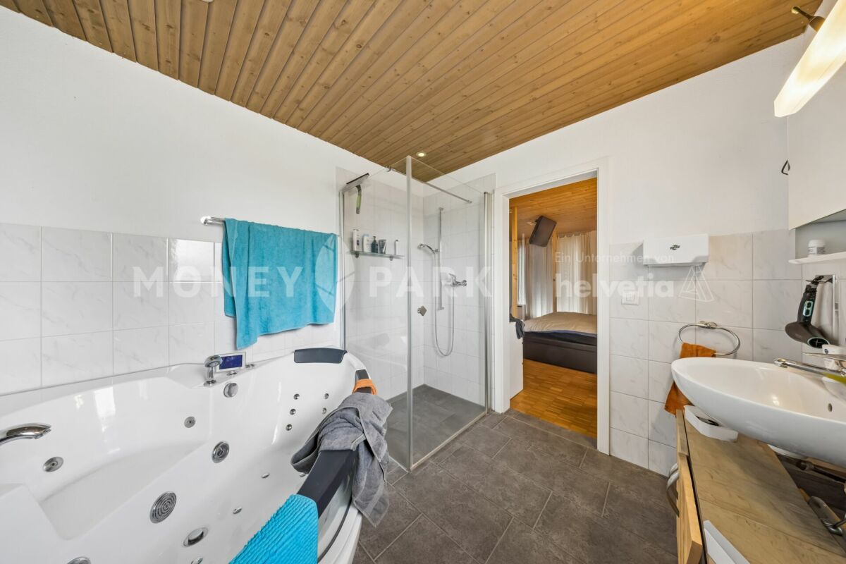 Ampia casa a schiera di 6,5 locali con area circostante e alto comfort abitativo