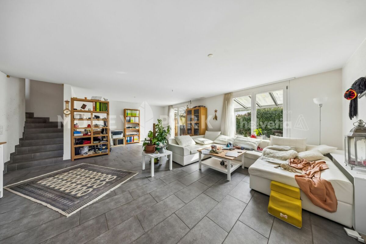 Ampia casa a schiera di 6,5 locali con area circostante e alto comfort abitativo