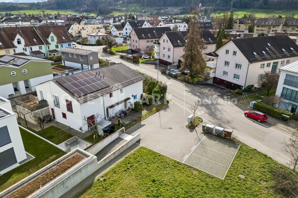 Ampia casa a schiera di 6,5 locali con area circostante e alto comfort abitativo