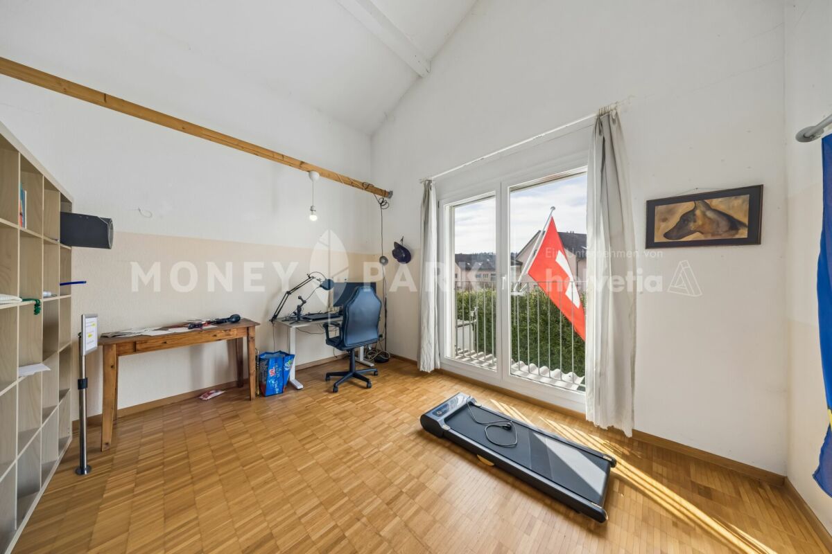 Ampia casa a schiera di 6,5 locali con area circostante e alto comfort abitativo