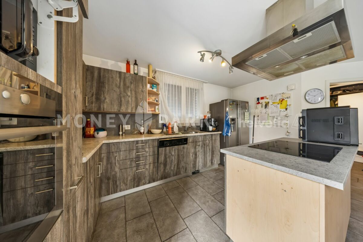 Ampia casa a schiera di 6,5 locali con area circostante e alto comfort abitativo