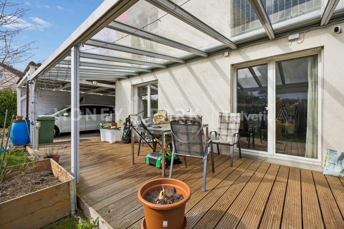 Ampia casa a schiera di 6,5 locali con area circostante e alto comfort abitativo