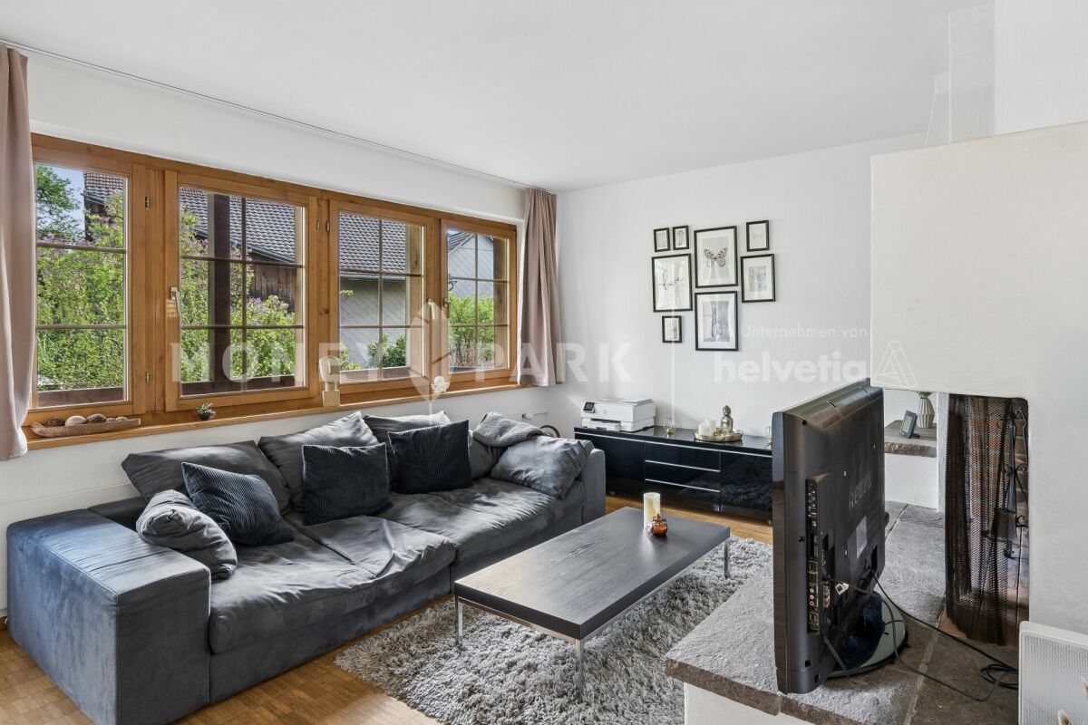 Appartement attractif de 2,5 pièces avec cheminée et balcon