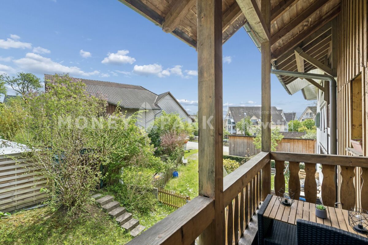 Appartement attractif de 2,5 pièces avec cheminée et balcon