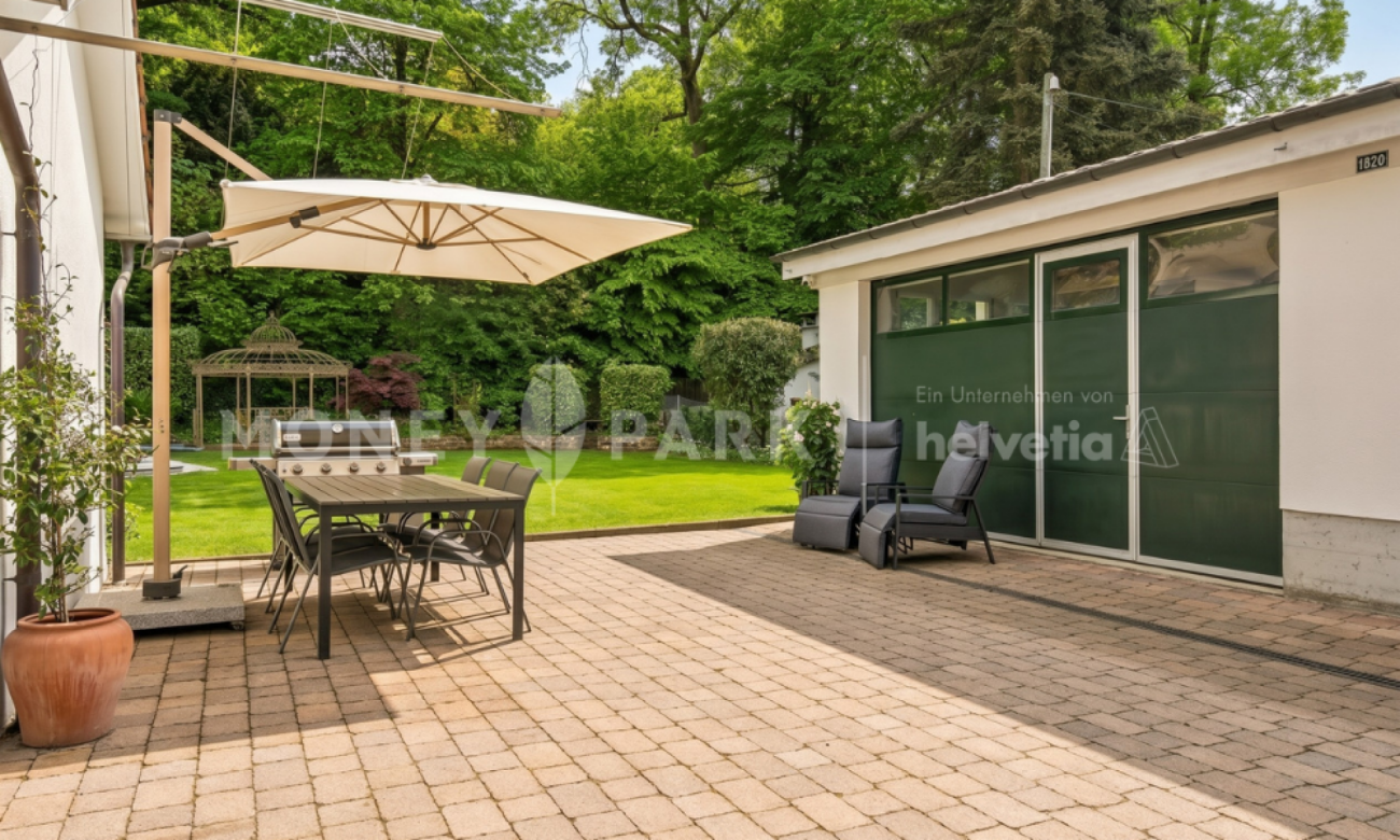 Stately property with pool and reserve building land