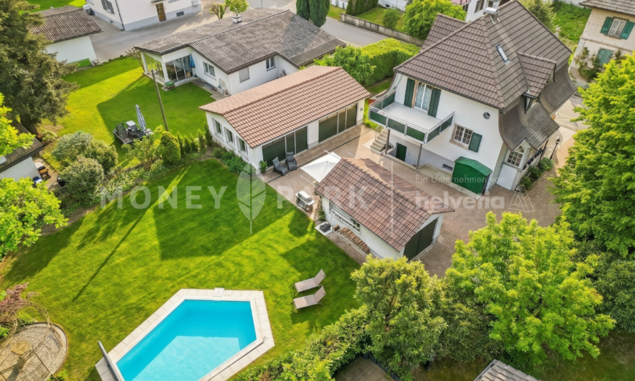 Stately property with pool and reserve building land