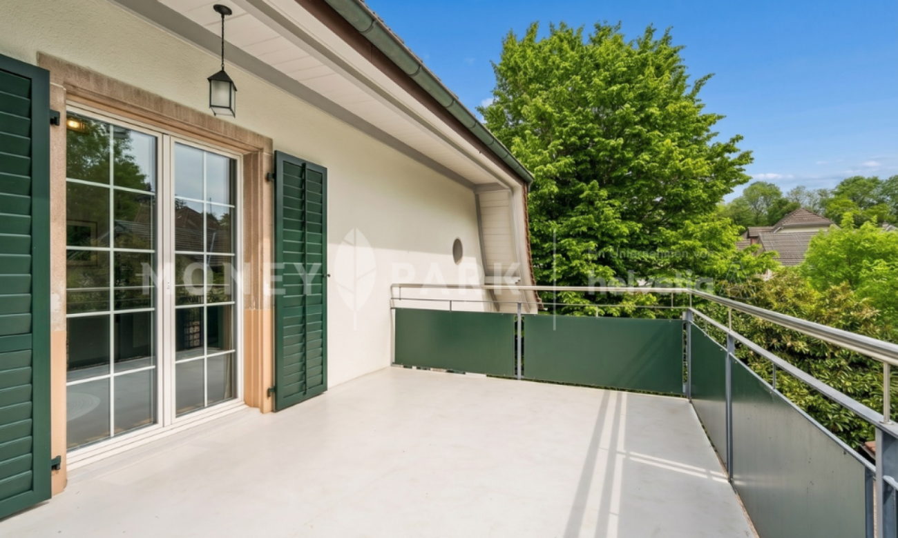 Stately property with pool and reserve building land