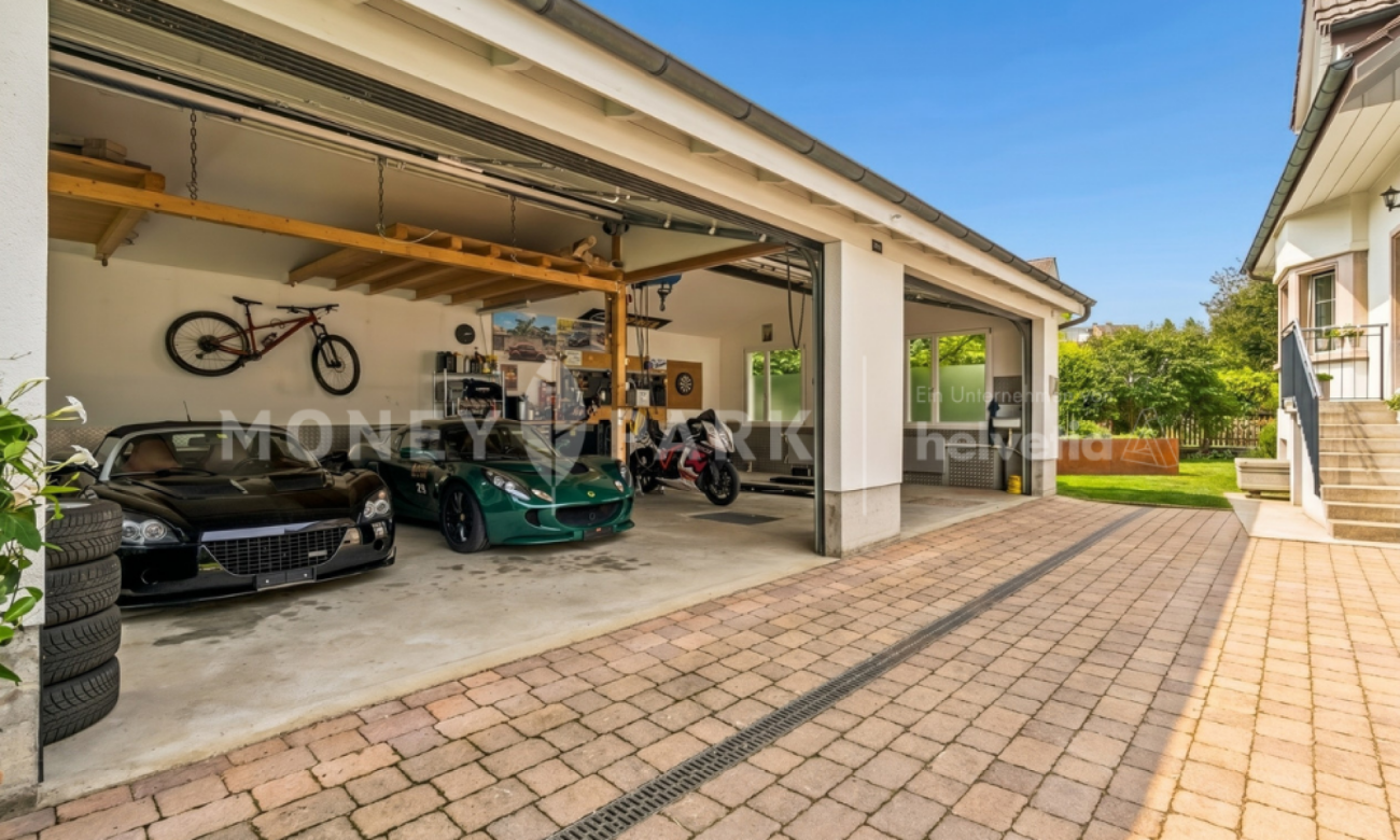 Stately property with pool and reserve building land