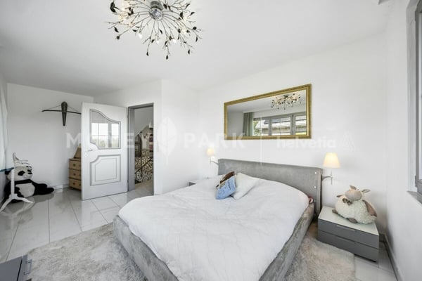 Villa mit Pool, Seesicht und unverbaubarer Lage mit Weitblick ins Grüne 7