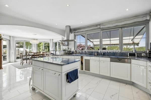Villa mit Pool, Seesicht und unverbaubarer Lage mit Weitblick ins Grüne 4