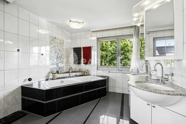Villa mit Pool, Seesicht und unverbaubarer Lage mit Weitblick ins Grüne 8