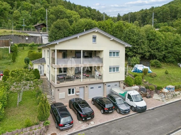 Immeuble de 2 appartements de 4.5 pièces offrant de nombreuses possibilités d'aménagement et de développement. 1