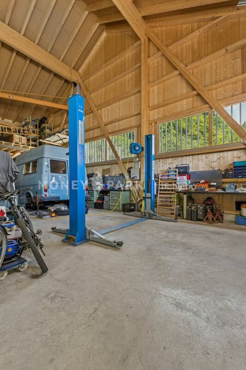 Magnifique propriété de 8 pièces avec hangar technique et quatre garages 19