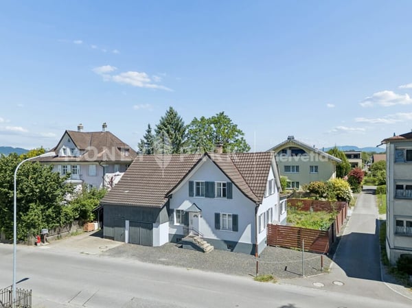 Charmantes Einfamilienhaus mit grosser Scheune und schönem Garten 1