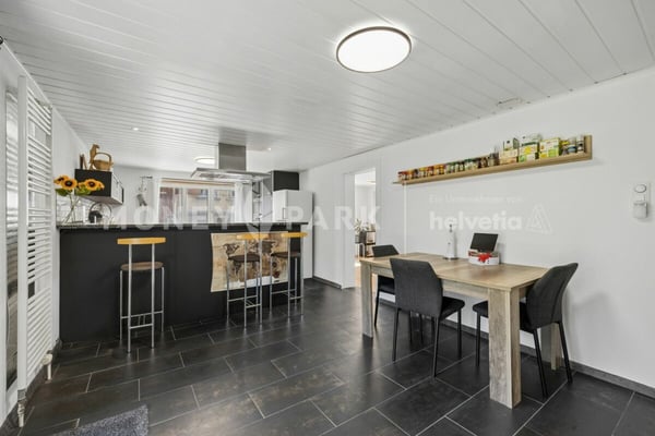 Charmantes Einfamilienhaus mit grosser Scheune und schönem Garten 4