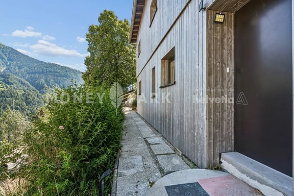 Saniertes 4.5-Zimmer-Einfamilienhaus an Südhang-Sonnenlage über Chur 2