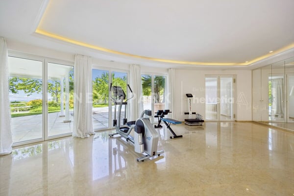 Exklusive Villa mit Panoramaaussicht und eigenem SPA Resort über dem Zürichsee 4