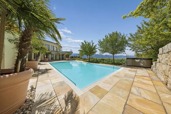 Exklusive Villa mit Panoramaaussicht und eigenem SPA Resort über dem Zürichsee 2
