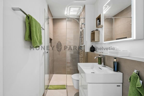 Hochwertige 2.5 Zimmer-Wohnung mit grossem Balkon 9