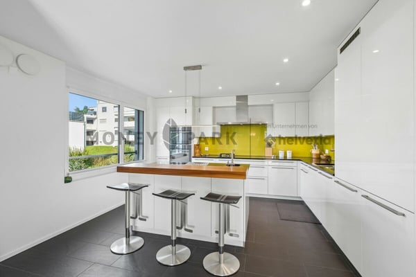 Hochwertige 2.5 Zimmer-Wohnung mit grossem Balkon 4