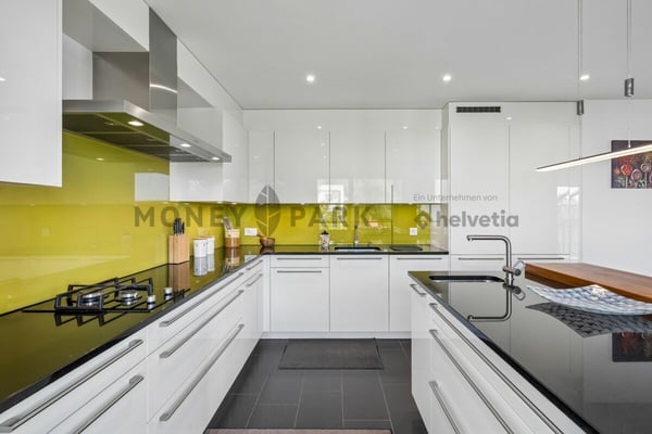 Hochwertige 2.5 Zimmer-Wohnung mit grossem Balkon 3