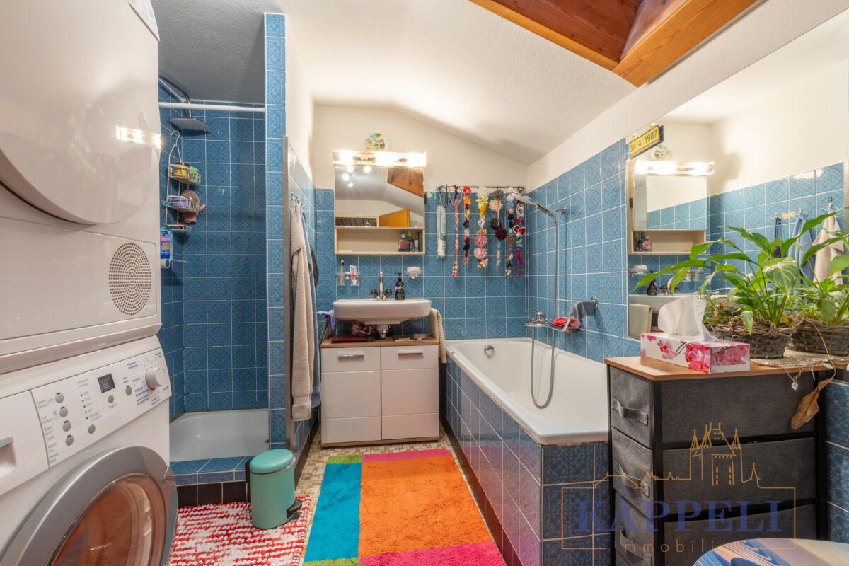 Casa a due famiglie affascinante e ben curata in posizione centrale nella campagna di Uebeschi