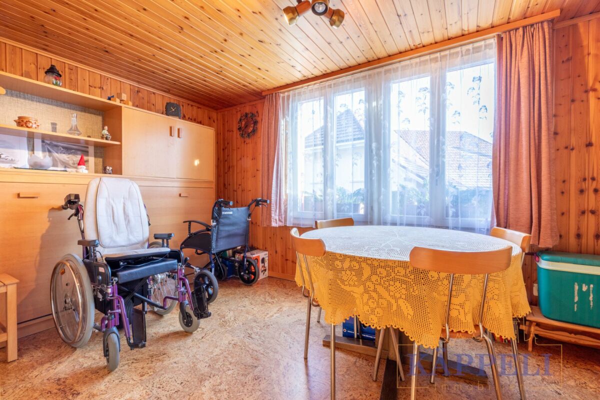Casa a due famiglie affascinante e ben curata in posizione centrale nella campagna di Uebeschi