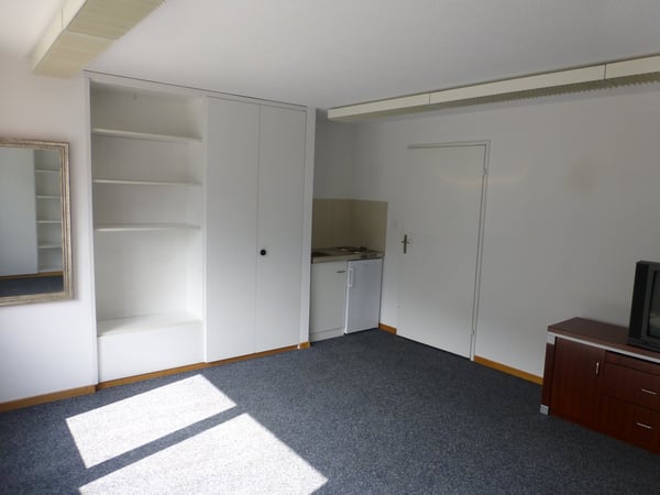 Gewerbe- und Bürogebäude mit Betriebs-Wohnung an verkehrstechnisch bester Lage. 7