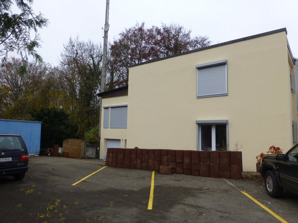 Gewerbe- und Bürogebäude mit Betriebs-Wohnung an verkehrstechnisch bester Lage. 2