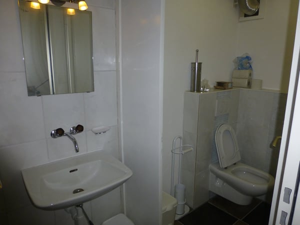 Gewerbe- und Bürogebäude mit Betriebs-Wohnung an verkehrstechnisch bester Lage. 8