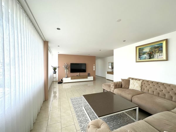 GROSSZÜGIGE WOHNUNG MIT IDEALEM GRUNDRISS NÄHE SEE 2