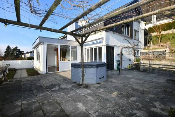 Charmantes 1.5-Zimmer-Einfamilienhaus mit Wintergarten, grosser Terrasse und Garten in ruhiger Lage von Wettingen 1