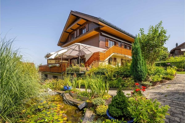 Einzigartiges 7.5-Zimmer-Einfamilienhaus im Chalet-Stil mit zwei Einliegerwohnungen in Rotkreuz