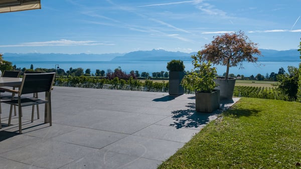 Charmant appartement de 3,5 pièces à Bursinel avec vue panoramique