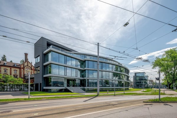 Vollausgebaute Büros mit Top Aussicht & exzellenter ÖV-Anbindung 1