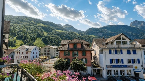 GROSSZÜGIGE DACHWOHNUNG MIT BERGBLICK 19