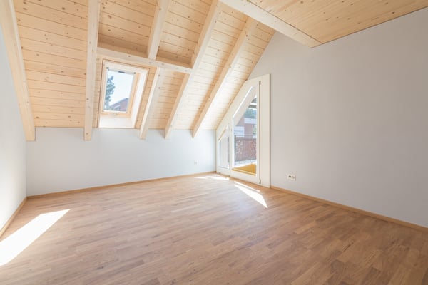 Moderne, lichtdurchflutete Dachwohnung mit Balkon in zentraler Lage in 8