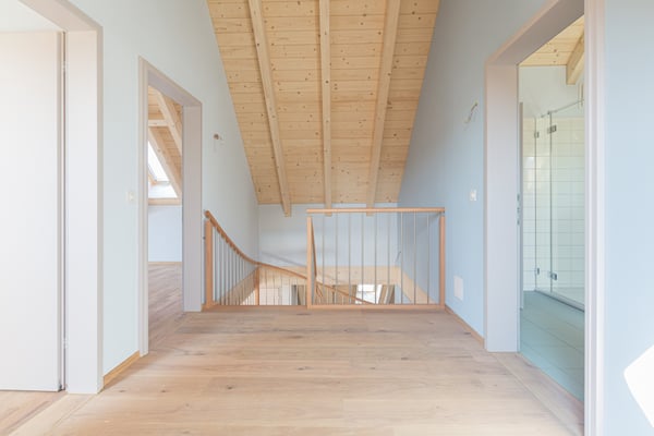 Moderne, lichtdurchflutete Dachwohnung mit Balkon in zentraler Lage in 9