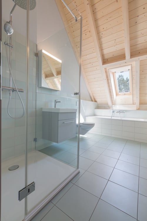 Moderne, lichtdurchflutete Dachwohnung mit Balkon in zentraler Lage in 11