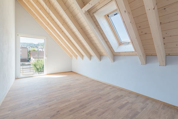 Moderne, lichtdurchflutete Dachwohnung mit Balkon in zentraler Lage in 10