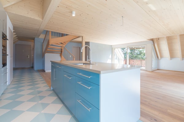 Moderne, lichtdurchflutete Dachwohnung mit Balkon in zentraler Lage in 4