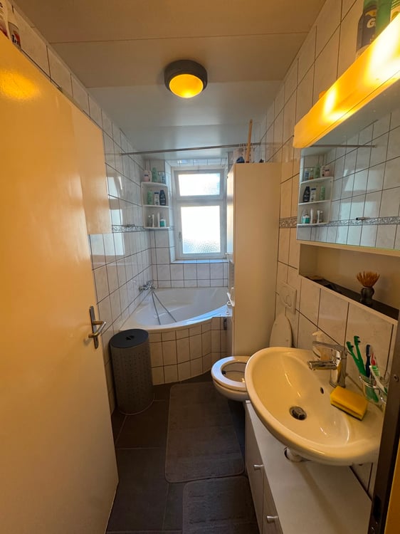 Grosszügige 4.5_Zimmerwohnung an zentraler Lage 8