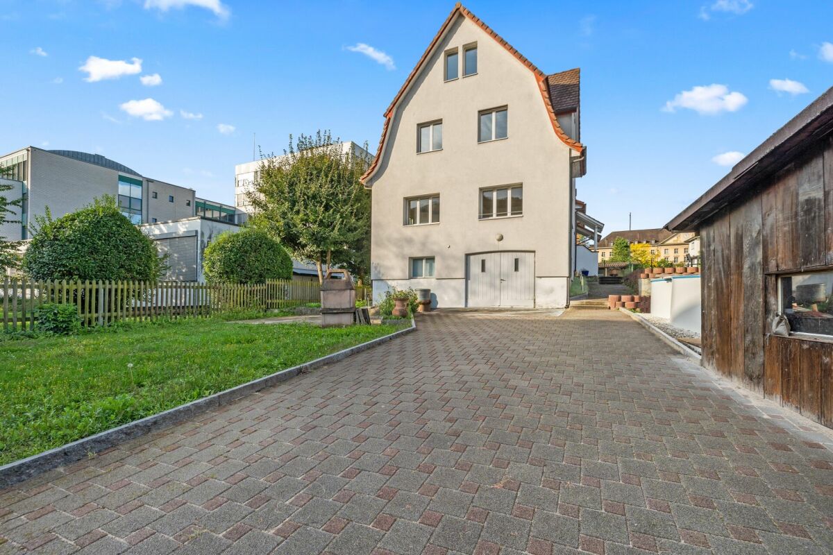 Casa a doppia famiglia in posizione centrale a Liestal.