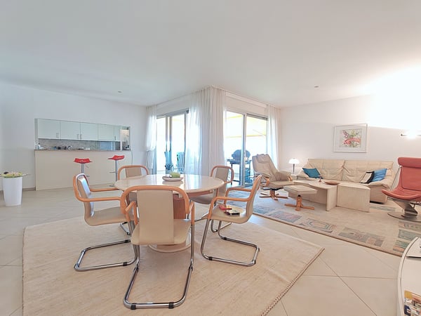 Charmante 2.5-Zimmer-Wohnung mit top See- und Fernsicht , Pool, Sauna, Fitness 4