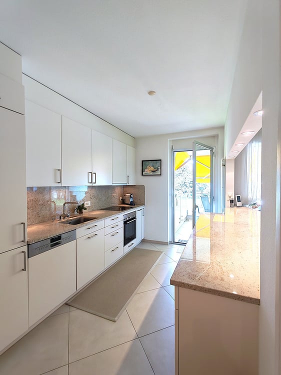 Charmante 2.5-Zimmer-Wohnung mit top See- und Fernsicht , Pool, Sauna, Fitness 5