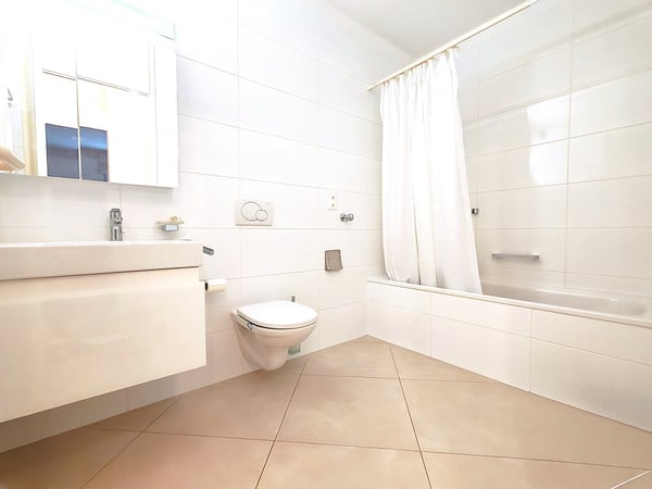 Charmante 2.5-Zimmer-Wohnung mit top See- und Fernsicht , Pool, Sauna, Fitness 9