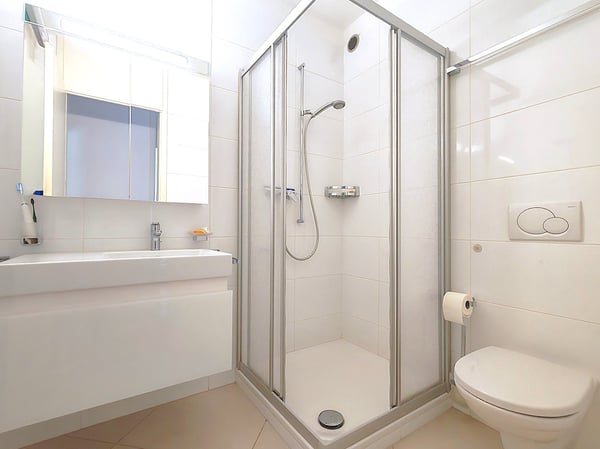 Charmante 2.5-Zimmer-Wohnung mit top See- und Fernsicht , Pool, Sauna, Fitness 8