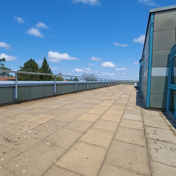 Gross und zentral beim Bahnhof 6