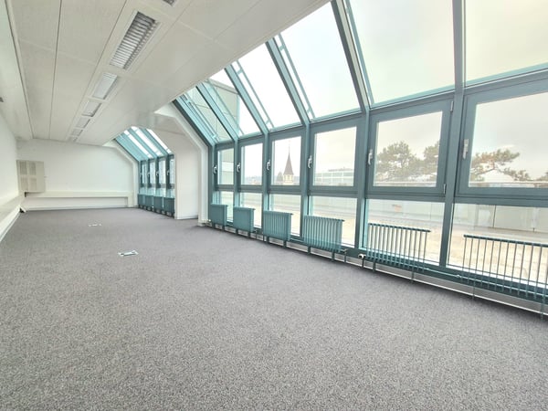 Gross und zentral beim Bahnhof 7